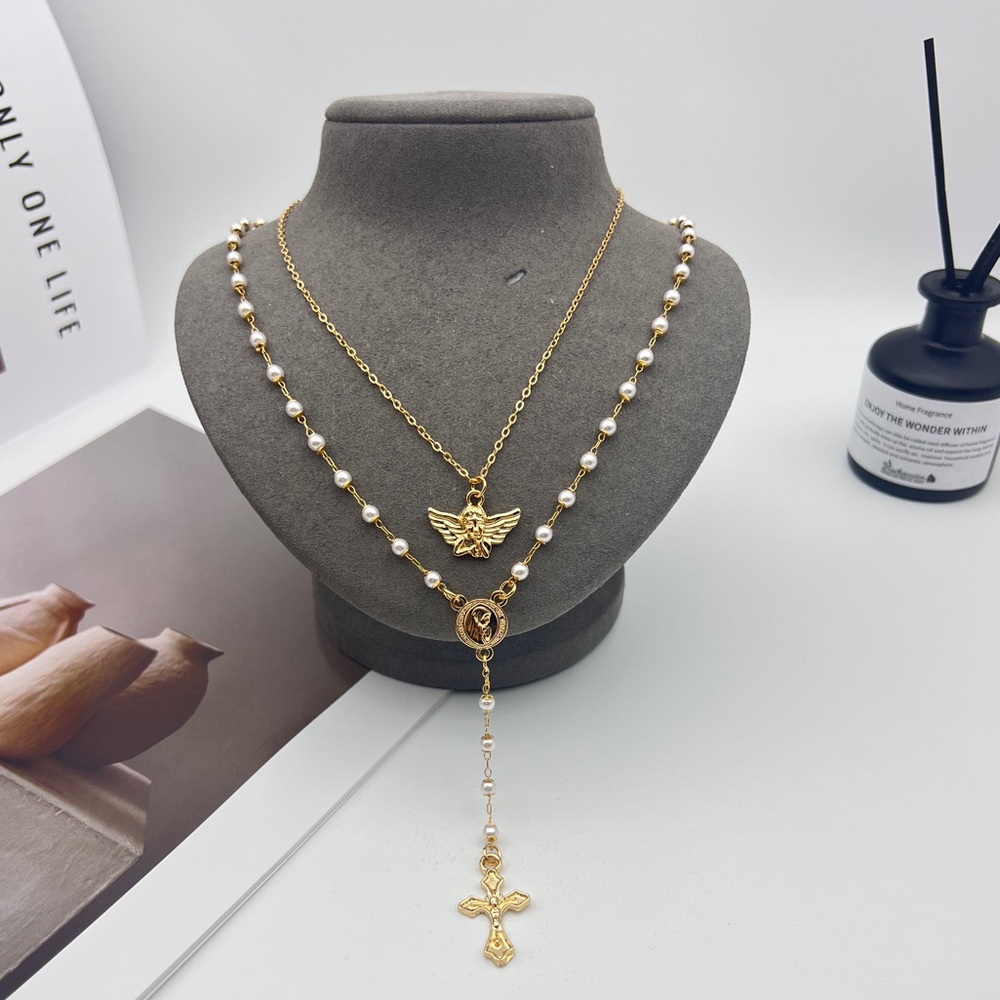 Elegant Gold and Pearl Necklace